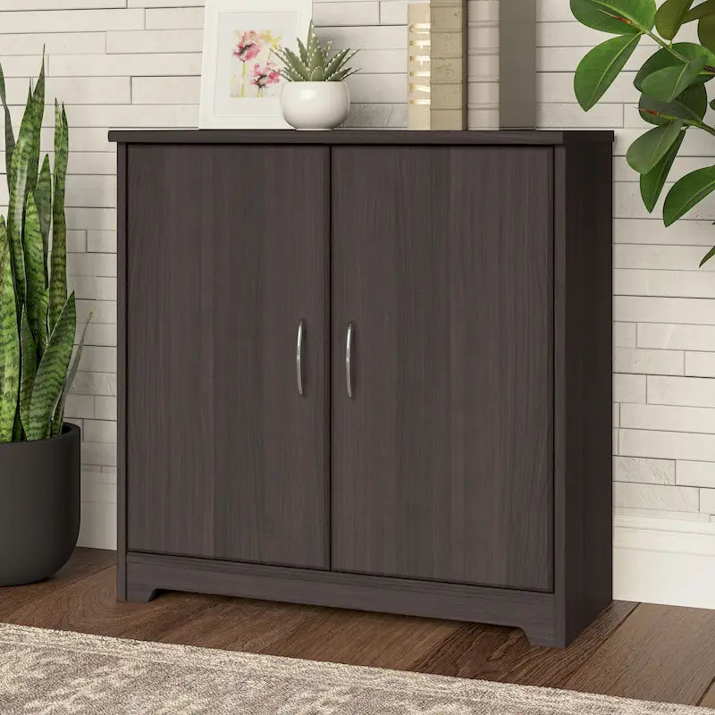 Petit meuble de rangement à 2 portes avec étagère réglable et poignées métalliques