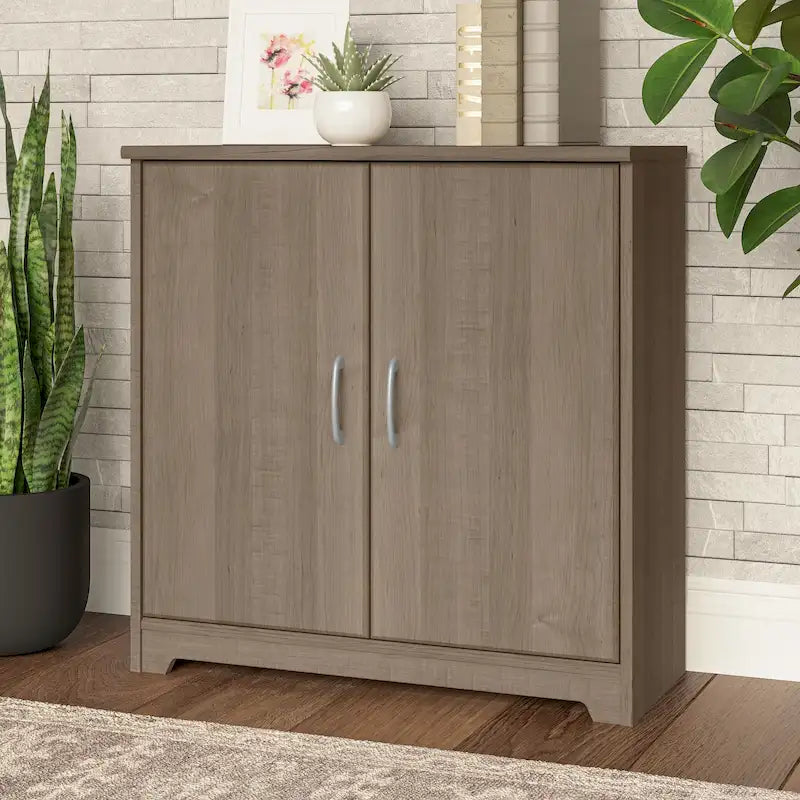 Petit meuble de rangement à 2 portes avec étagère réglable et poignées métalliques