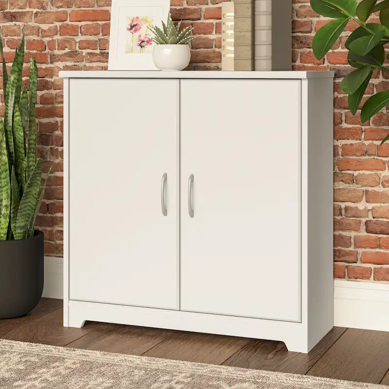 Petit meuble de rangement à 2 portes avec étagère réglable et poignées métalliques