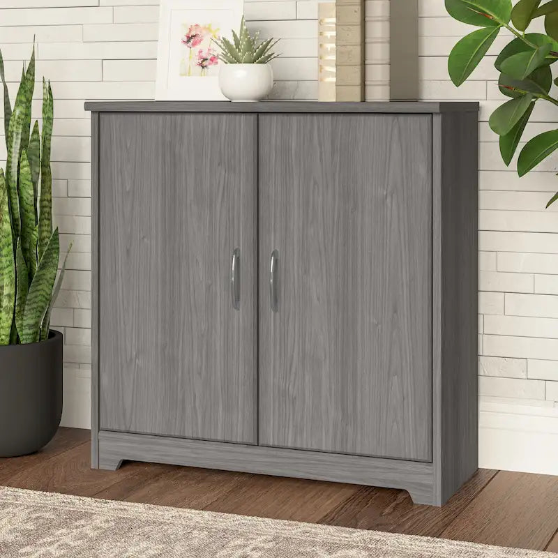 Petit meuble de rangement à 2 portes avec étagère réglable et poignées métalliques