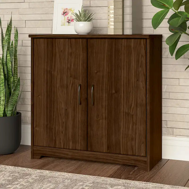 Petit meuble de rangement à 2 portes avec étagère réglable et poignées métalliques