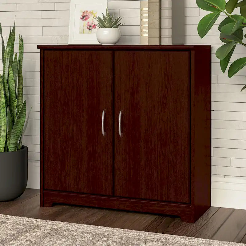 Petit meuble de rangement à 2 portes avec étagère réglable et poignées métalliques