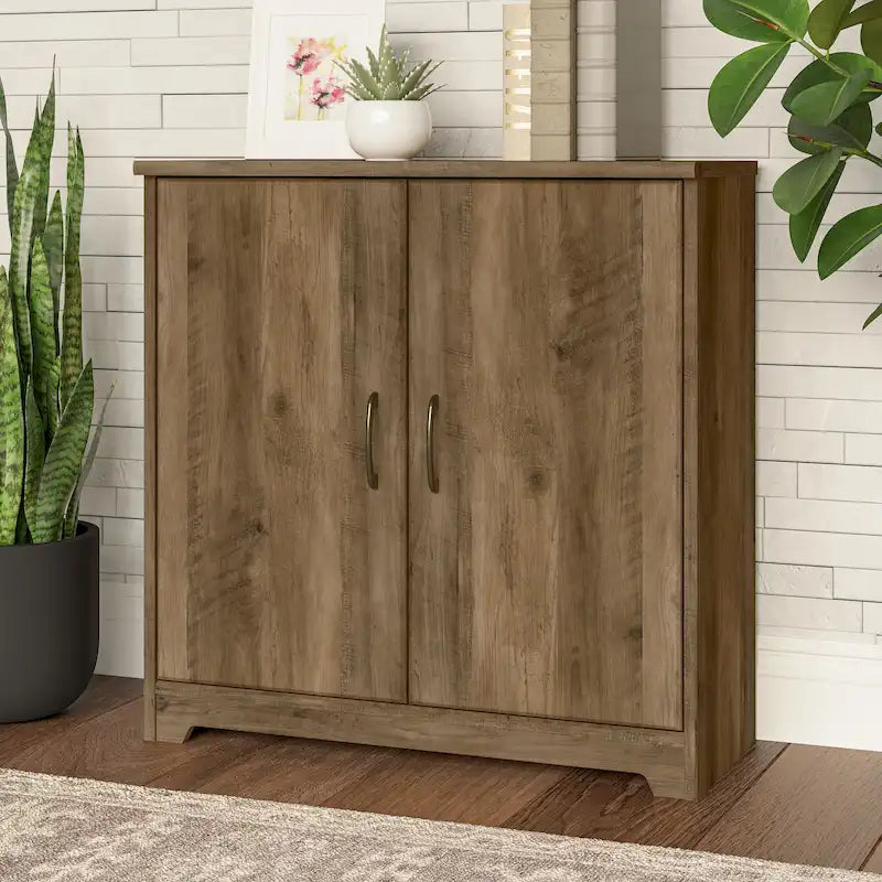 Petit meuble de rangement à 2 portes avec étagère réglable et poignées métalliques