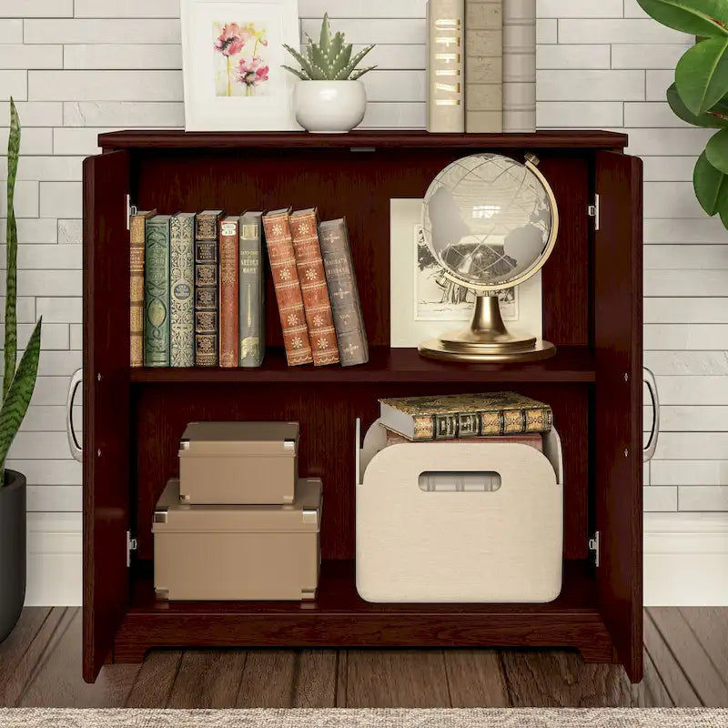 Petit meuble de rangement à 2 portes avec étagère réglable et poignées métalliques