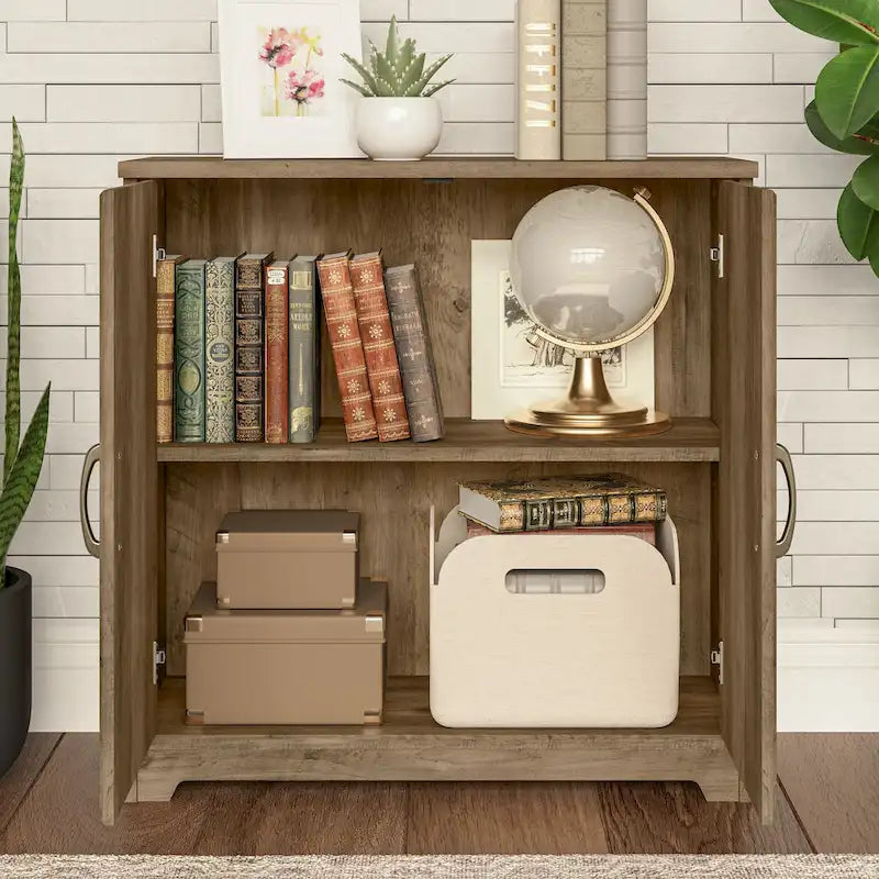 Petit meuble de rangement à 2 portes avec étagère réglable et poignées métalliques