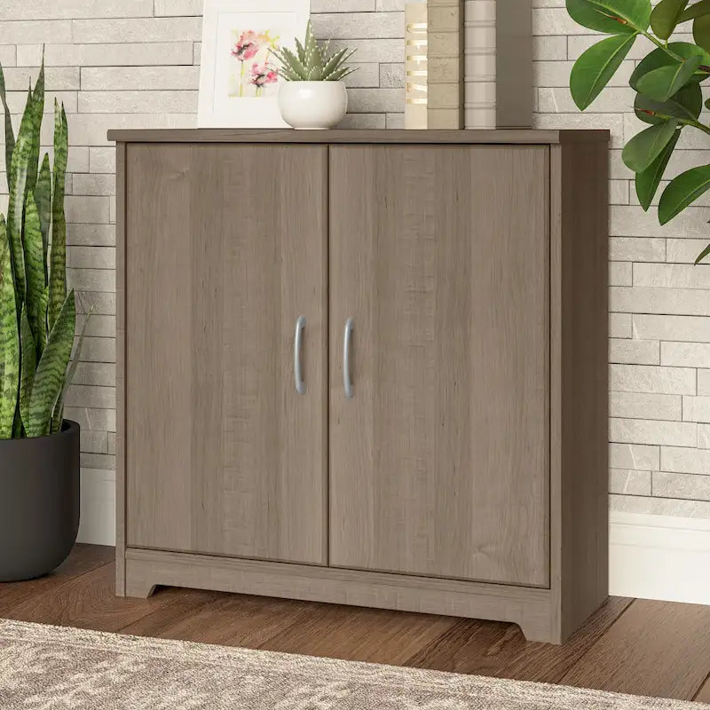 Petit meuble de rangement à 2 portes avec étagère réglable et poignées métalliques