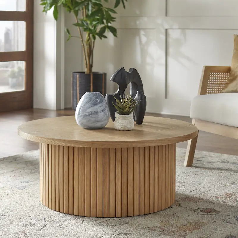 Table basse ronde cannelée à profil bas en bois massif, chêne ou noyer