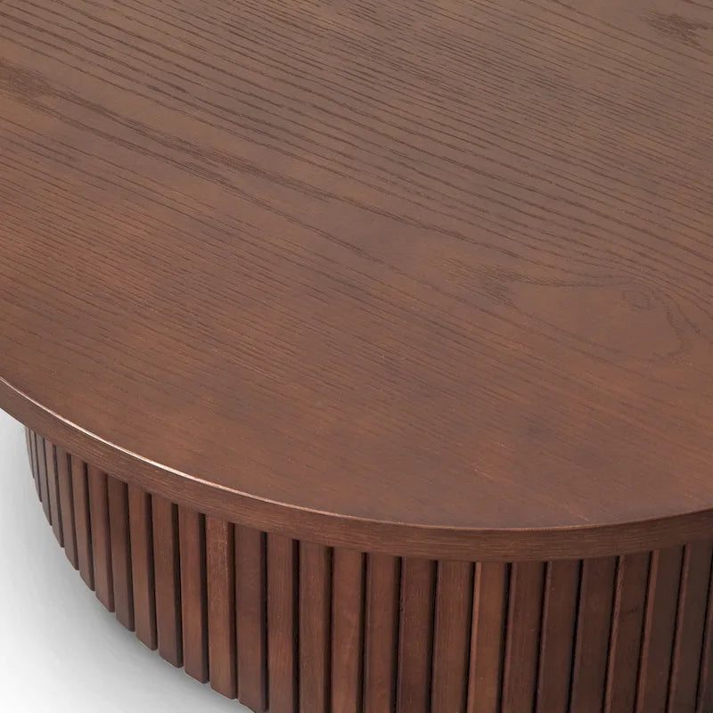 Table basse ronde cannelée à profil bas en bois massif, chêne ou noyer