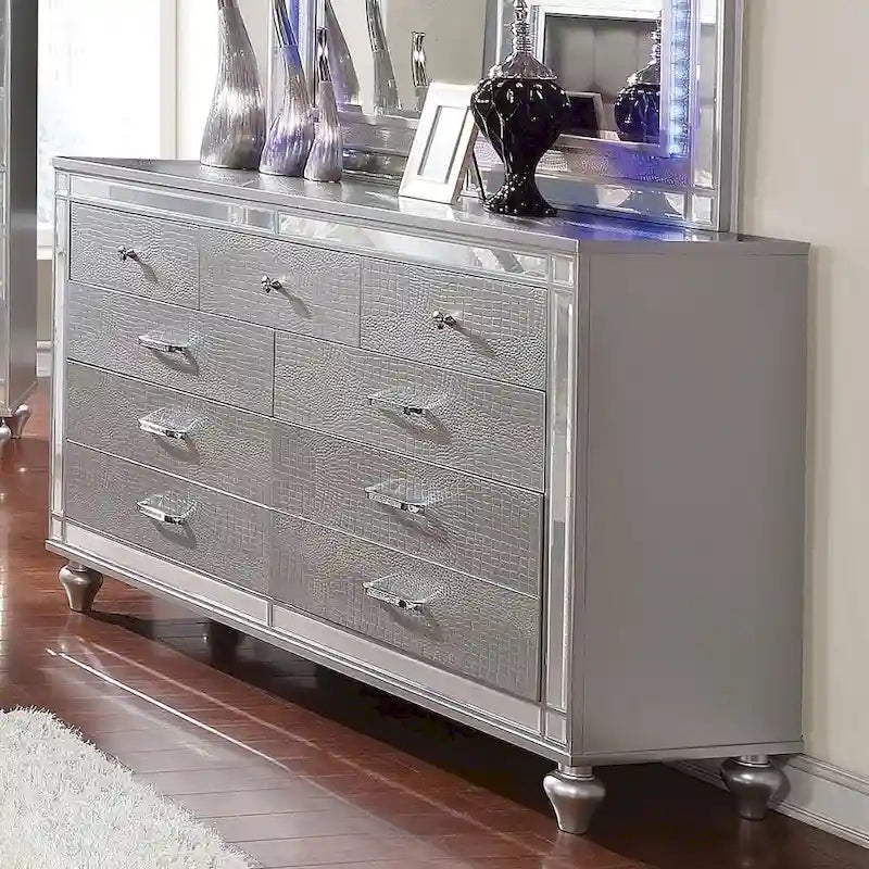 Commode moderne de 157,5 cm de large à 9 tiroirs avec texture croco, argent et blanc
