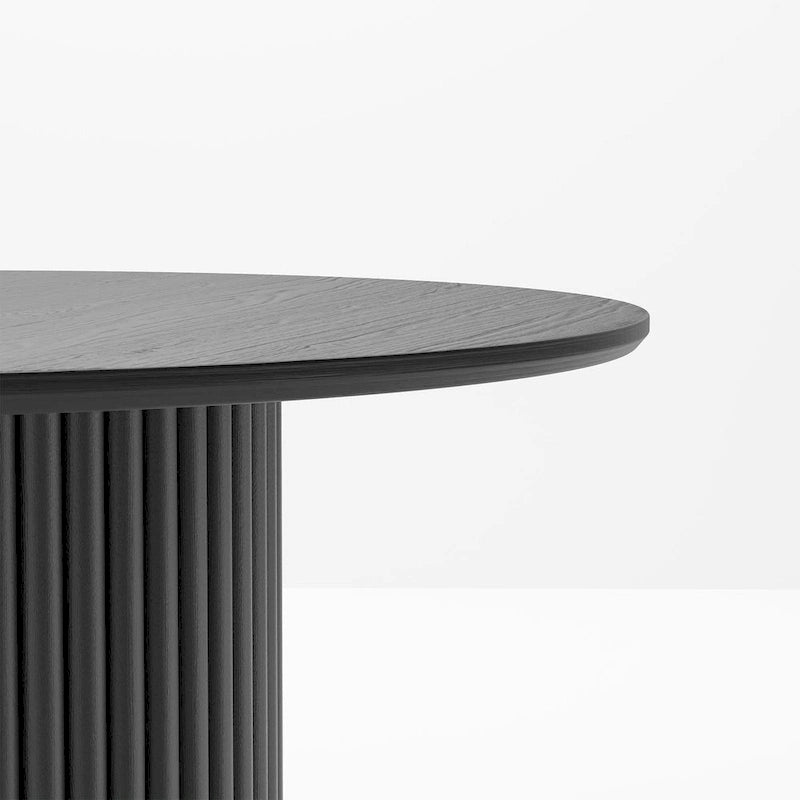 Table à manger ronde en chêne massif avec piètement central cannelé, finition bois noir ou naturel