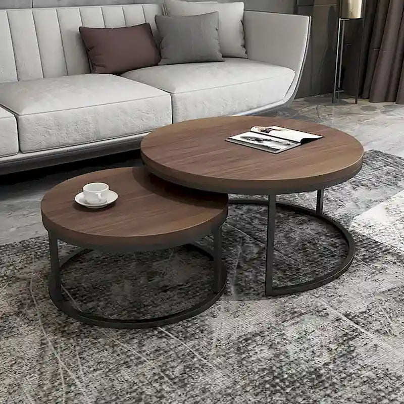 Table basse ronde avec structure en métal noir et plateau imitation bois pour salon