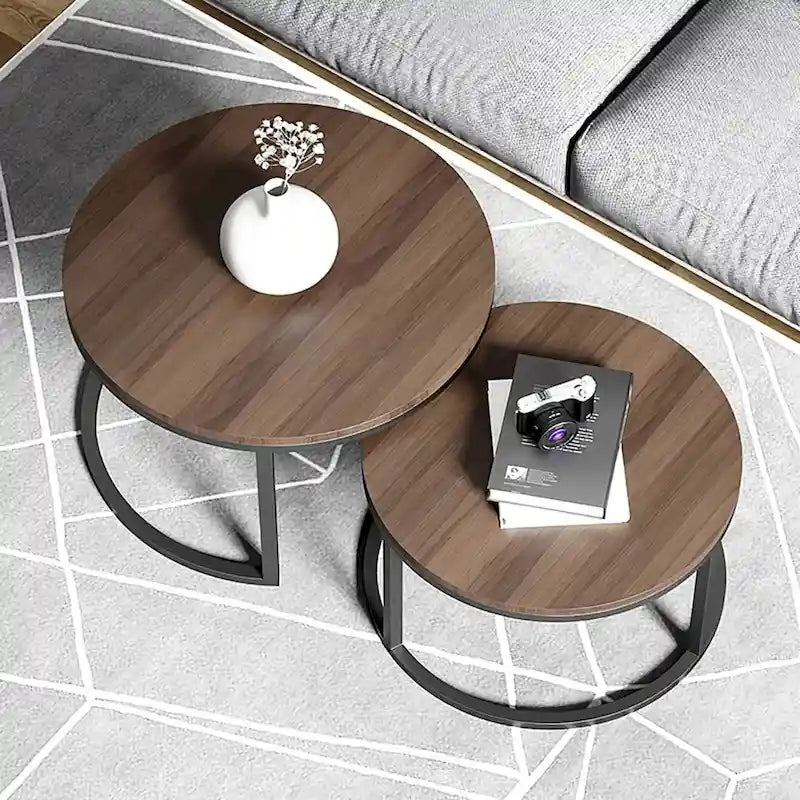 Table basse ronde avec structure en métal noir et plateau imitation bois pour salon