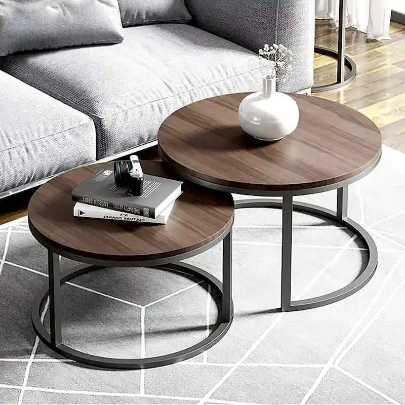 Table basse ronde avec structure en métal noir et plateau imitation bois pour salon
