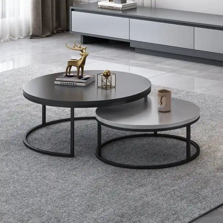 Table basse ronde avec structure en métal noir et plateau imitation bois pour salon