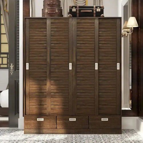 Armoire en bois grainé marron avec portes coulissantes à persiennes, tiroirs et tringle de penderie