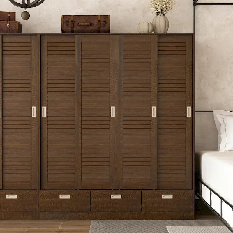 Armoire en bois grainé marron avec portes coulissantes à persiennes, tiroirs et tringle de penderie