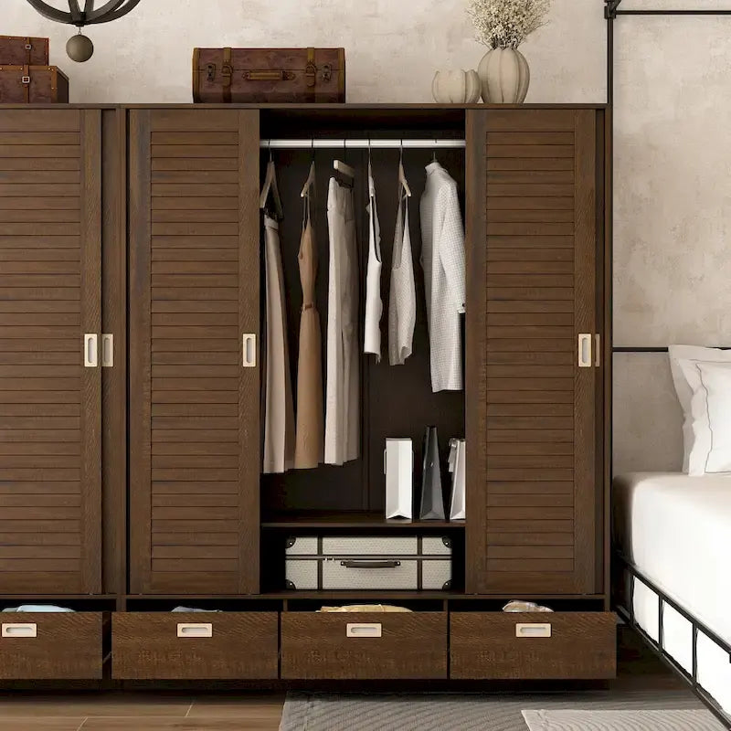Armoire en bois grainé marron avec portes coulissantes à persiennes, tiroirs et tringle de penderie