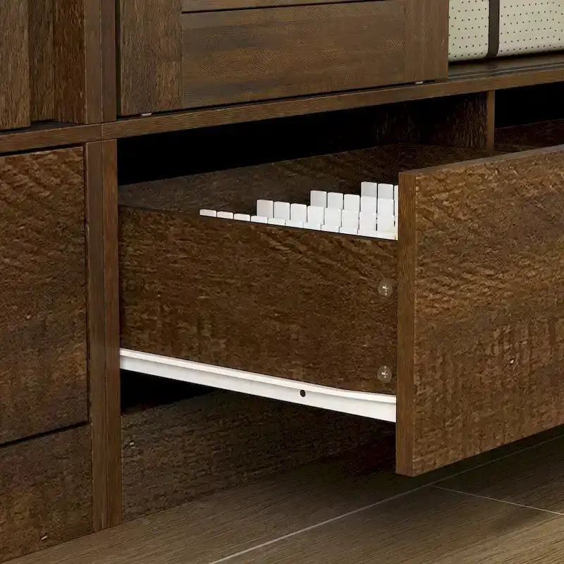 Armoire en bois grainé marron avec portes coulissantes à persiennes, tiroirs et tringle de penderie