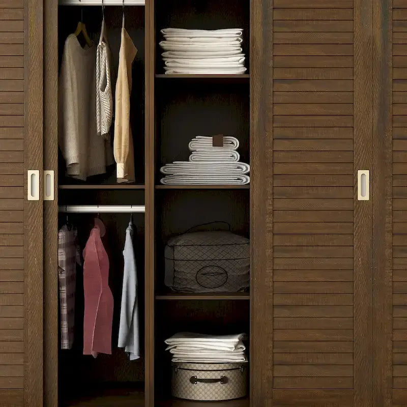 Armoire en bois grainé marron avec portes coulissantes à persiennes, tiroirs et tringle de penderie