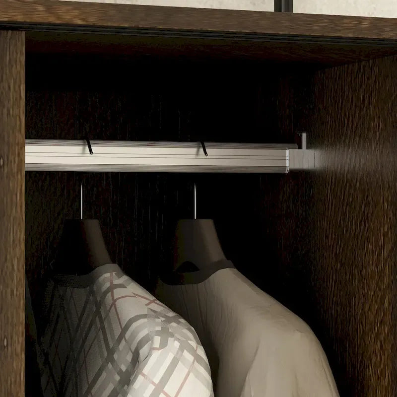 Armoire en bois grainé marron avec portes coulissantes à persiennes, tiroirs et tringle de penderie