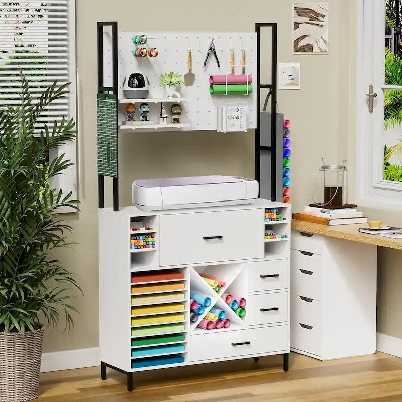 Armoire de rangement blanche pour loisirs créatifs avec panneau perforé et station de recharge intégrée