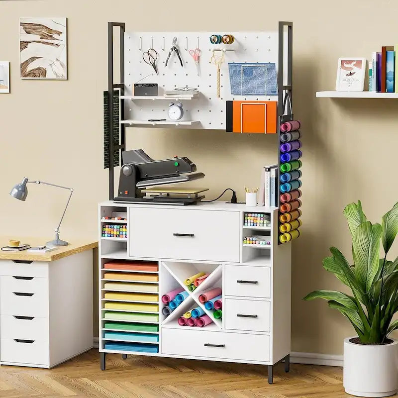 Armoire de rangement blanche pour loisirs créatifs avec panneau perforé et station de recharge intégrée