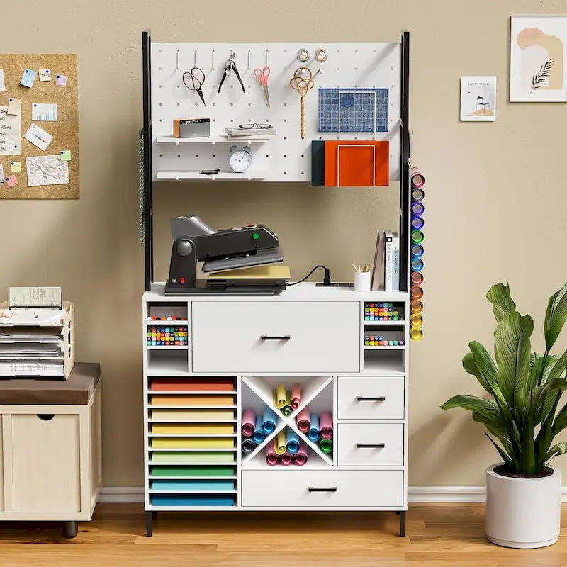 Armoire de rangement blanche pour loisirs créatifs avec panneau perforé et station de recharge intégrée