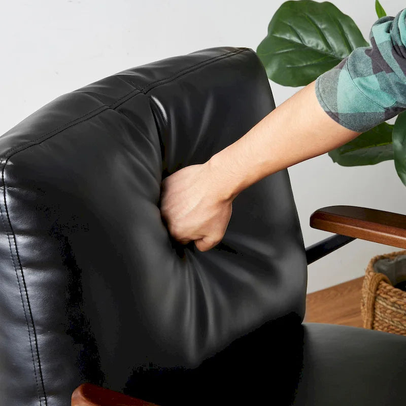 Fauteuil d'appoint moderne du milieu du siècle en similicuir avec accoudoirs en bois, noir
