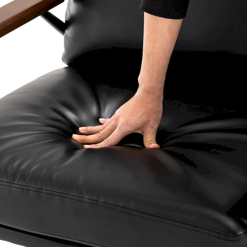 Fauteuil d'appoint moderne du milieu du siècle en similicuir avec accoudoirs en bois, noir
