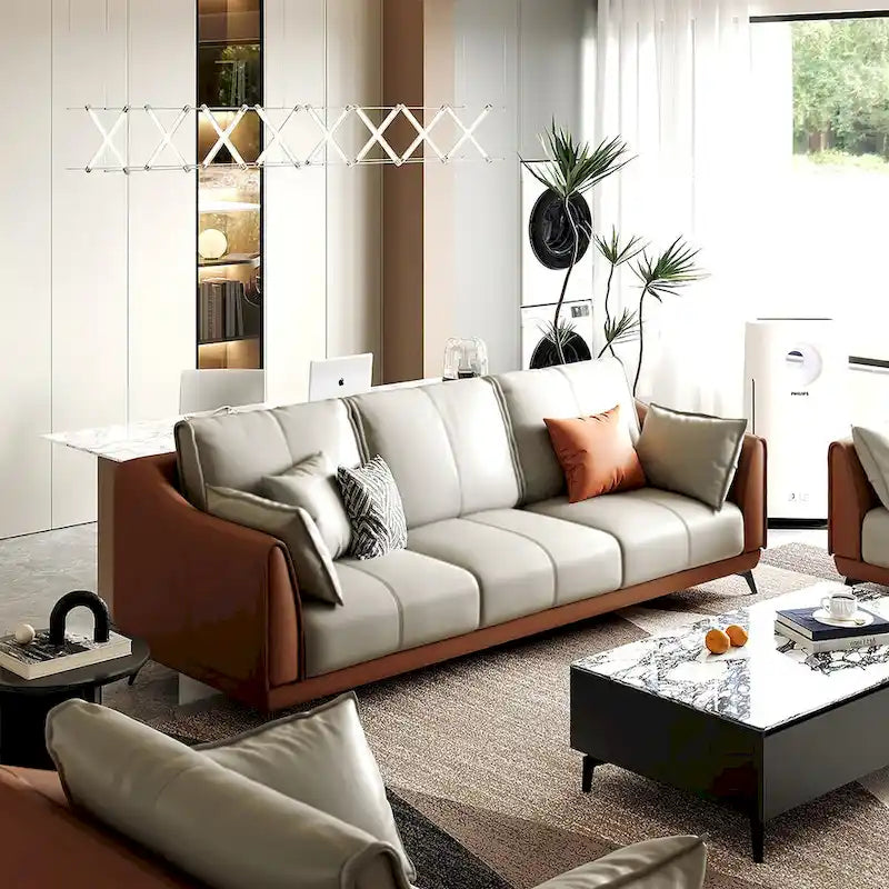 Canapé moderne trois places en similicuir avec pieds métalliques, accent orange